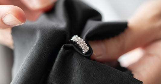 Comment redonner de l'éclat à vos bijoux en argent ? Nos astuces