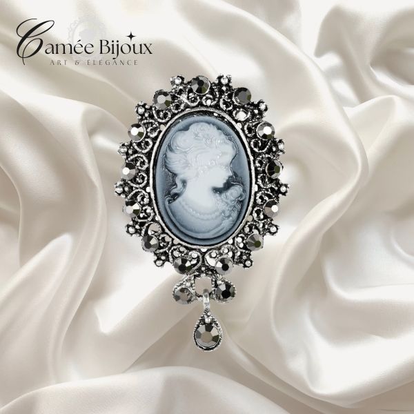 Broche bijou visage femme a lunette et boucles d'oreilles, gris léopard. - Un grand marché Broche bijou visage femme a lunette et boucles d'oreilles, gris léopard. - Un grand marché