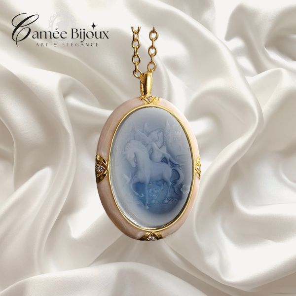 Collier et pendentif camée Cheval Blanc et Ange en Onyx pour Femmes