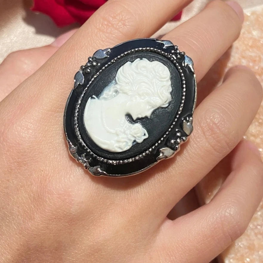 bague camée grand format vue sur main