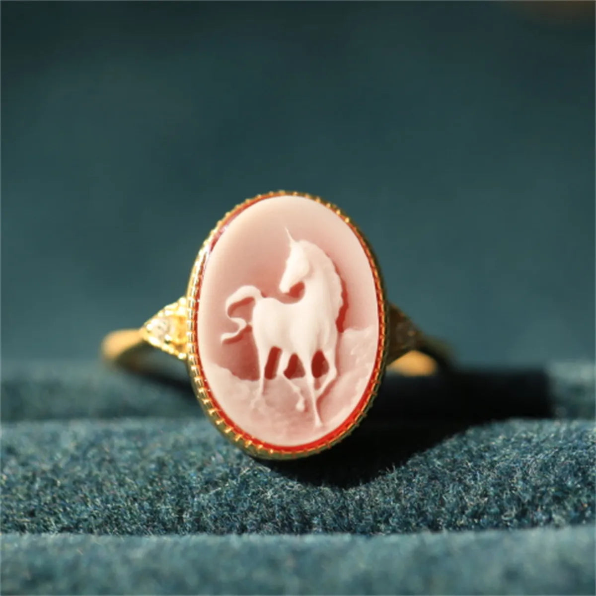 Bague camée Pégase rouge en agate et plaqué or 18 carats