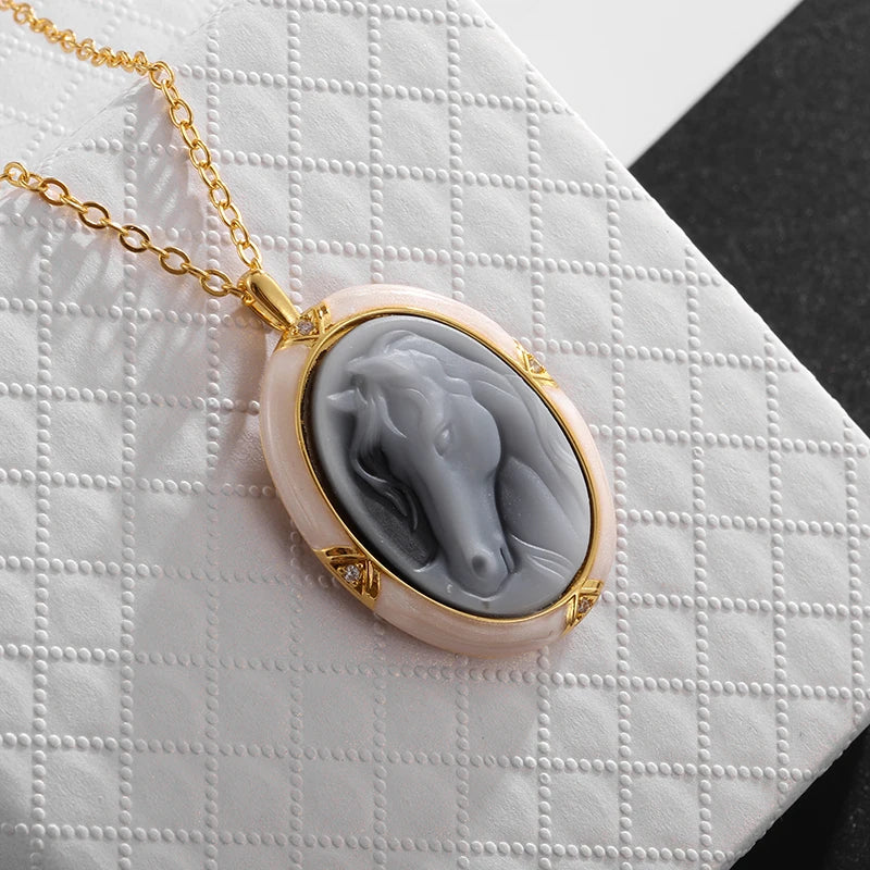 Collier et pendentif camée Cheval du zodiac pour Femmes
