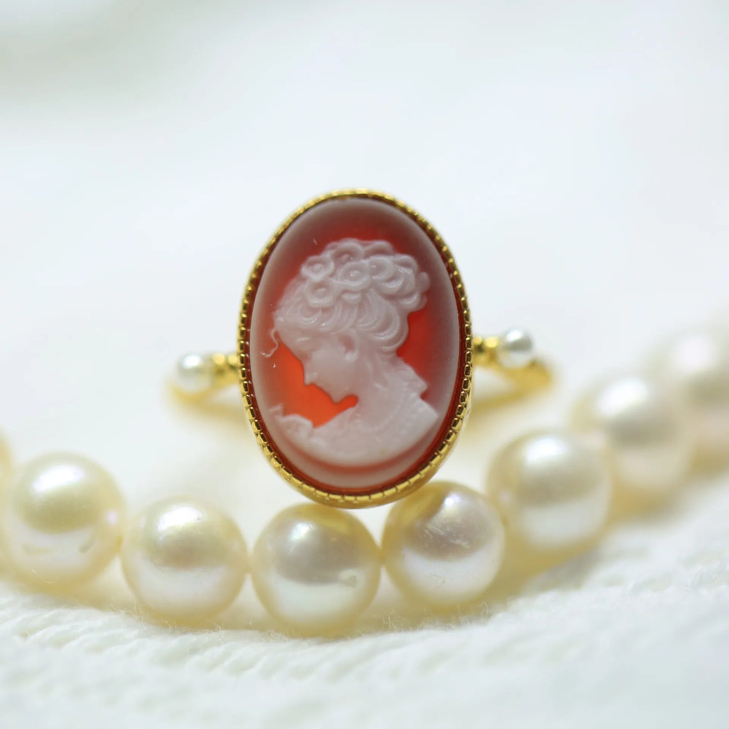 Bague camée comtesse rouge en agate et plaqué or 18 carats