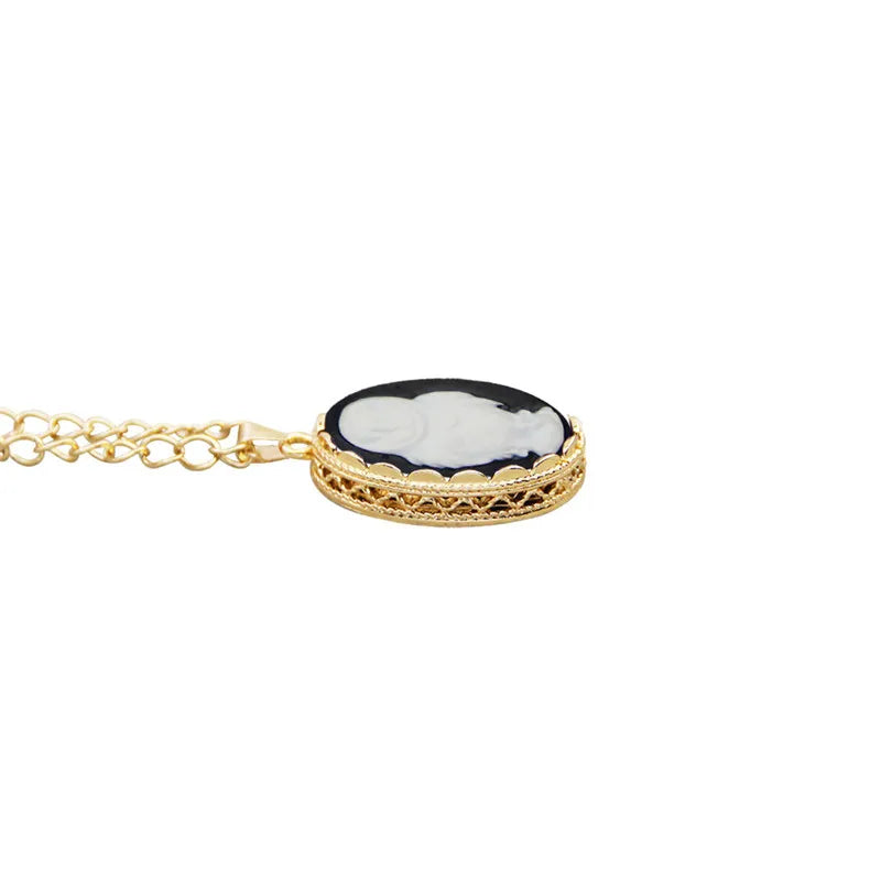 Collier Pendentif Camée "Chouette Élégante"
