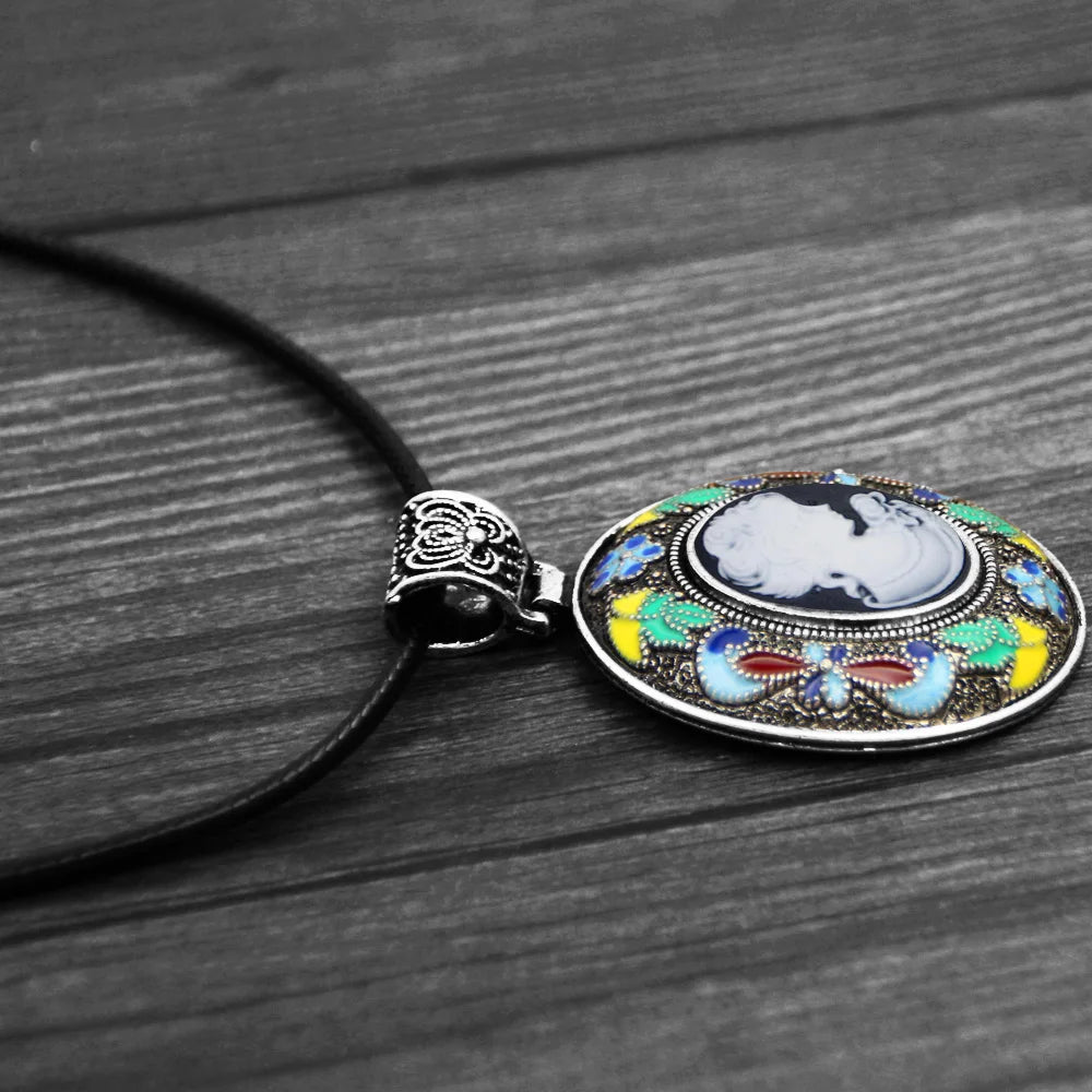 Ensemble de bijoux camée Vintage - Collier et boucles d'oreilles avec chaîne en cuir