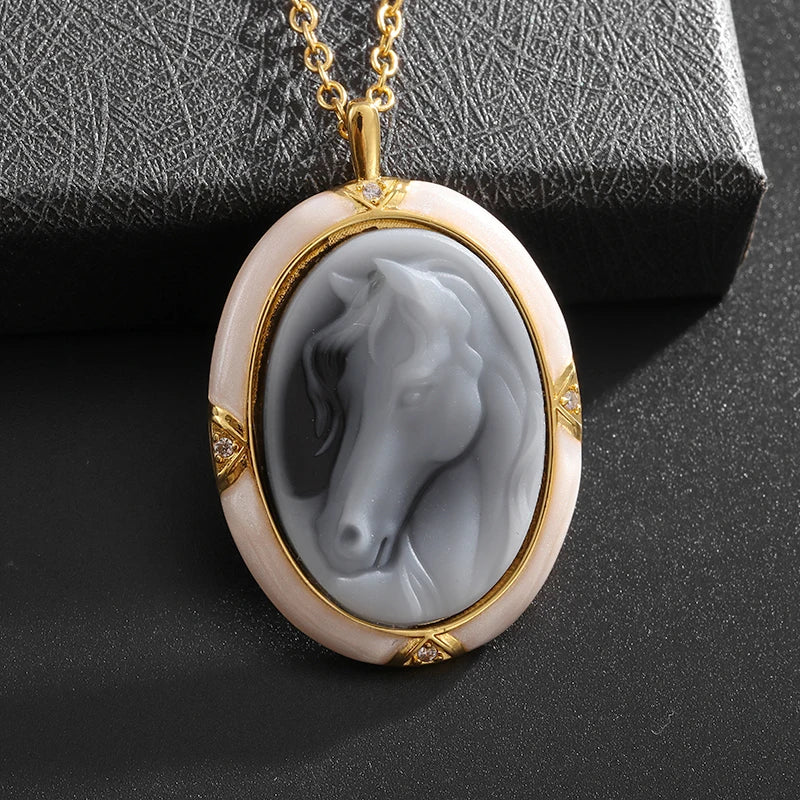 Collier et pendentif camée Cheval du zodiac pour Femmes