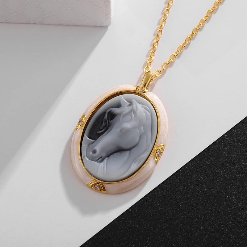 Collier et pendentif camée Cheval du zodiac pour Femmes