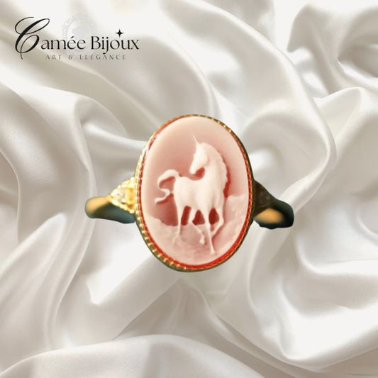 Bague camée Pégase rouge en agate et plaqué or 18 carats