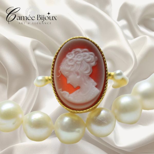 Bague camée comtesse rouge en agate et plaqué or 18 carats