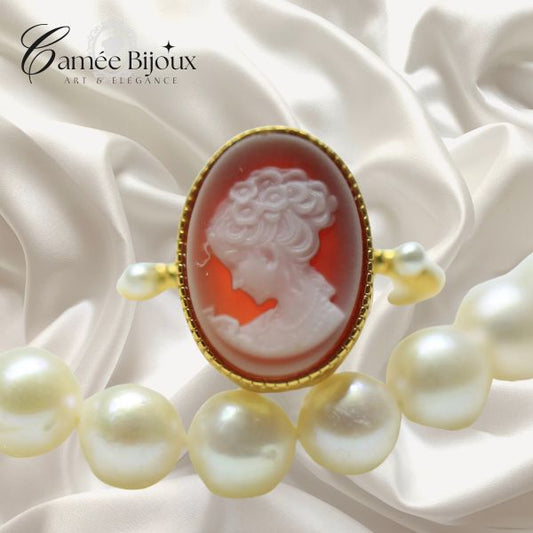 Bague camée comtesse rouge en agate et plaqué or 18 carats