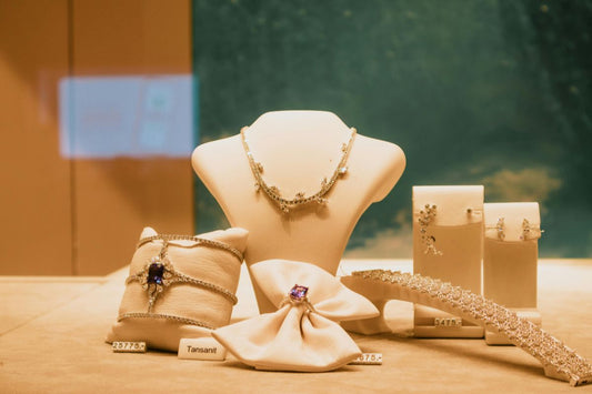 10 Bijoux cadeaux naissance pour maman élégantes et symboliques