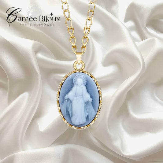 Grand collier chaine Pendentif couleur argent finement gravé bijou Grand collier chaine Pendentif couleur argent finement gravé bijou