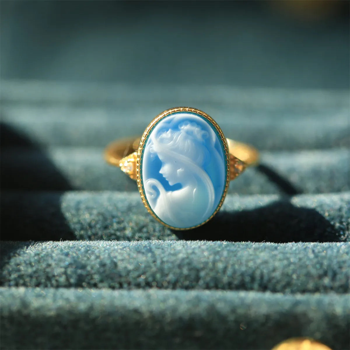 Bague camée beauté bleue en agate et plaqué or 18 Carats